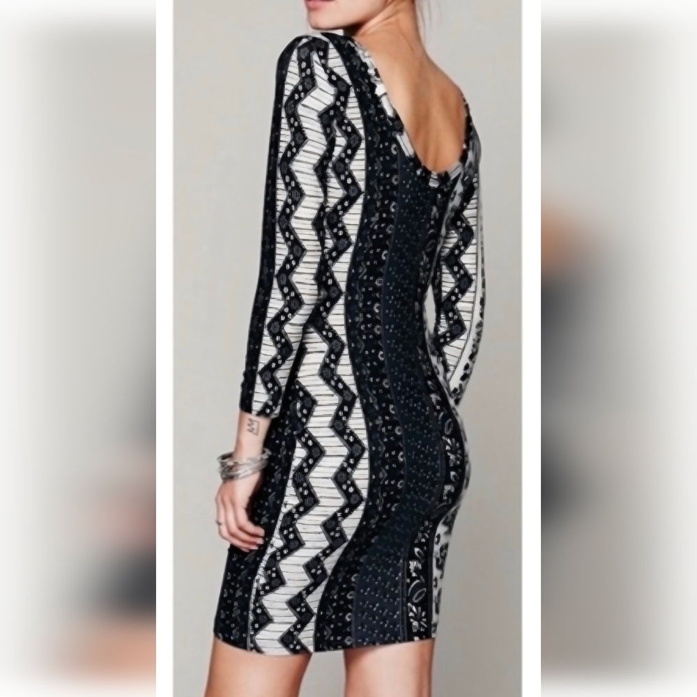 Beautiful & Iconic Novella Royale Hyperion body con 3/4 sleeve super comfy dress